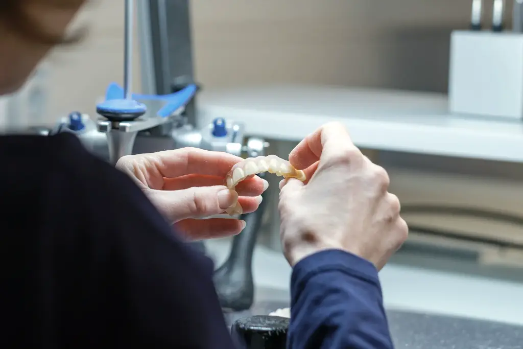 Eine Zahnreihe wird im Labor geprüft